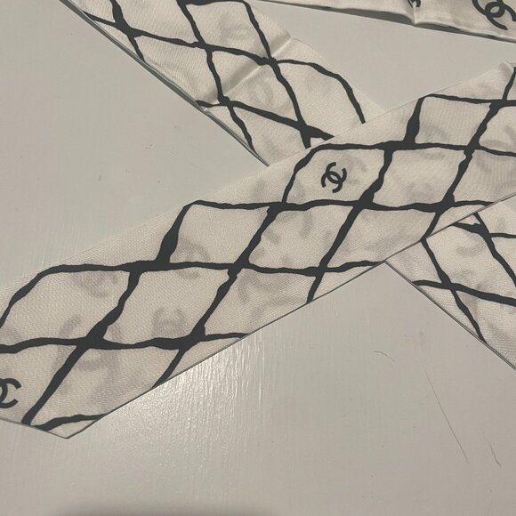 CHANEL Logo CC Silk Twill Slim Bandeau Scarf Stole Twilly - White & Black - Picture 4 of 4